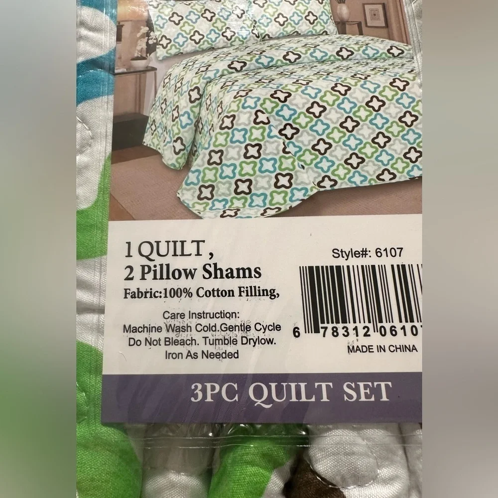 Hotel at home Queen 3pc Quilt set Multi Color stylish quatrefoil print